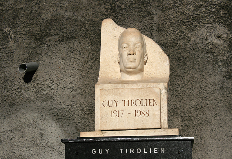 Buste du poète Guy Tirolien 